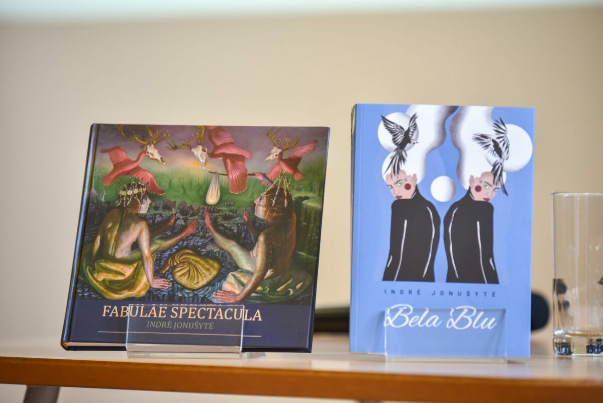Indrė Jonušytė Panevėžyje pristatė dvi naujausias savo knygas. P. Židonio nuotr.