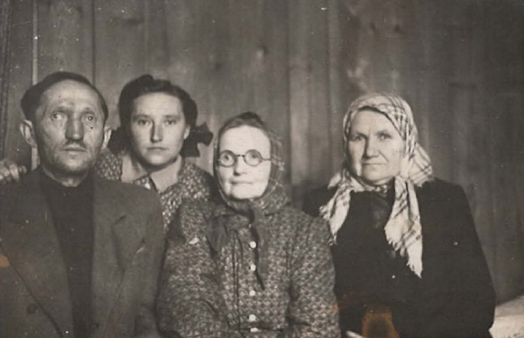 Marija Montvilaitė tremtyje (apie 1950-uosius metus) su tėvu Pijumi Montvila, mama Agniete Montviliene ir teta Petronėle Stankevičiūte. MONTVILŲ ŠEIMOS ASMENINIO ARCHYVO nuotr.
