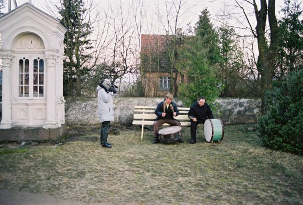 Mušami Velykų būgnai Pašvitinyje, Pakruojo rajone. 2004 metai. Gvido Vilio nuotrauka iš Panevėžio kraštotyros muziejus Etninės kultūros skyriaus archyvo.