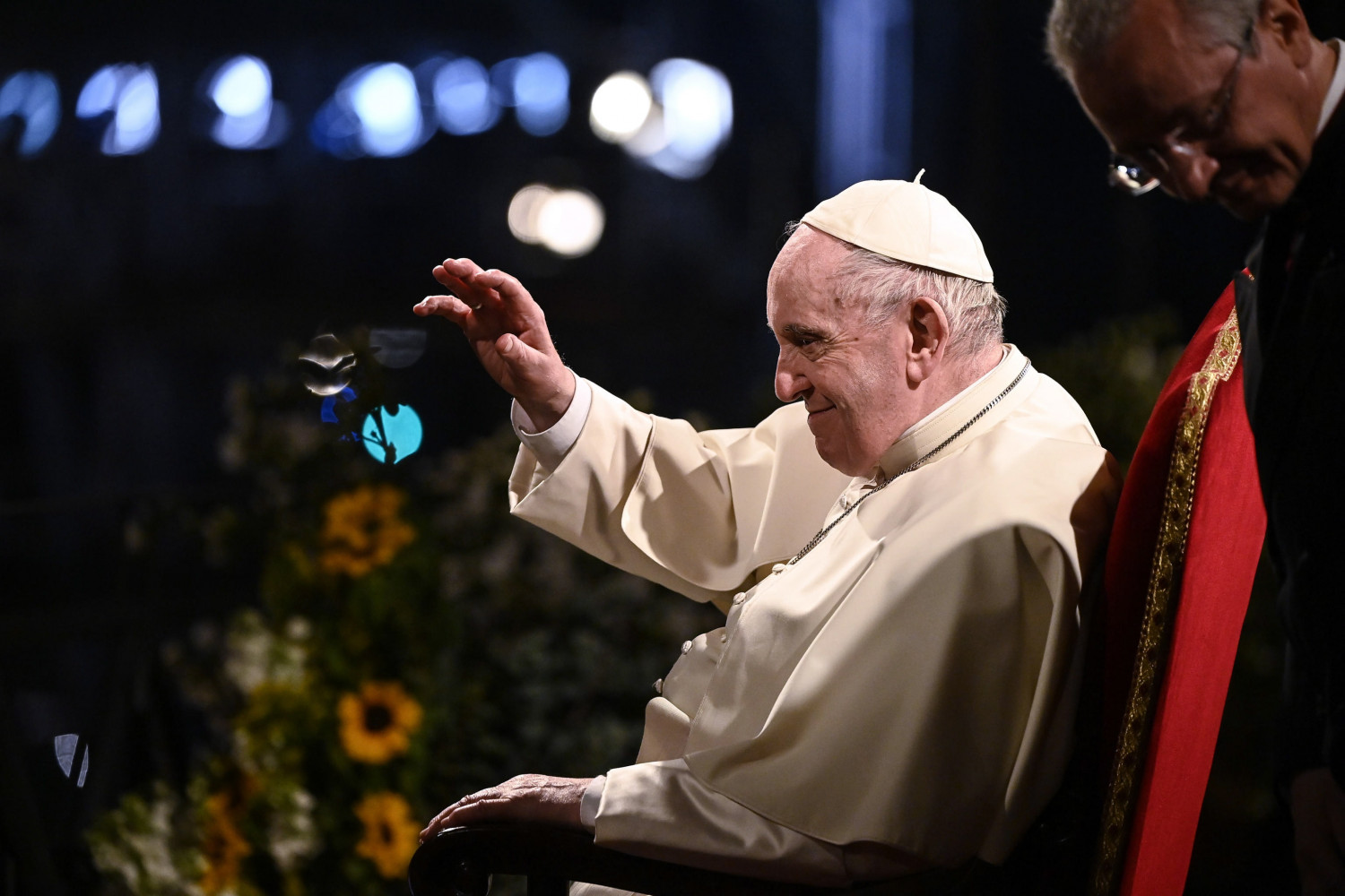Didžiojo Penktadienio pamaldose popiežius ragino "priešus paspausti ranką vienas kitam". EPA-ELTA nuotr.