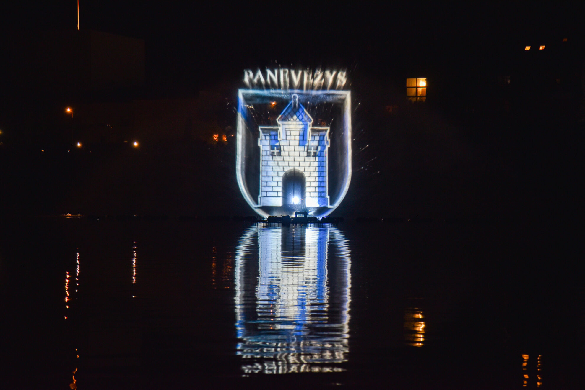 Panevėžį papuošusios Senvagės fontano srovėse ateityje gali pasirodyti įspūdingi vaizdai, perkelti iš vieno didžiausių Europoje plaukiojančio fontano, esančio nuo agresorių besiginančioje Ukrainoje, Vinycios mieste.