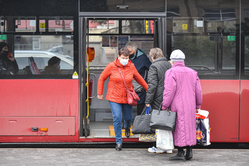 Panevėžio autobusų parko vadovybė neatmeta, kad miesto maršrutiniuose autobusuose gali būti greta bilietų prekiaujama ir veido apsaugos kaukėmis. P. ŽIDONIO nuotr.