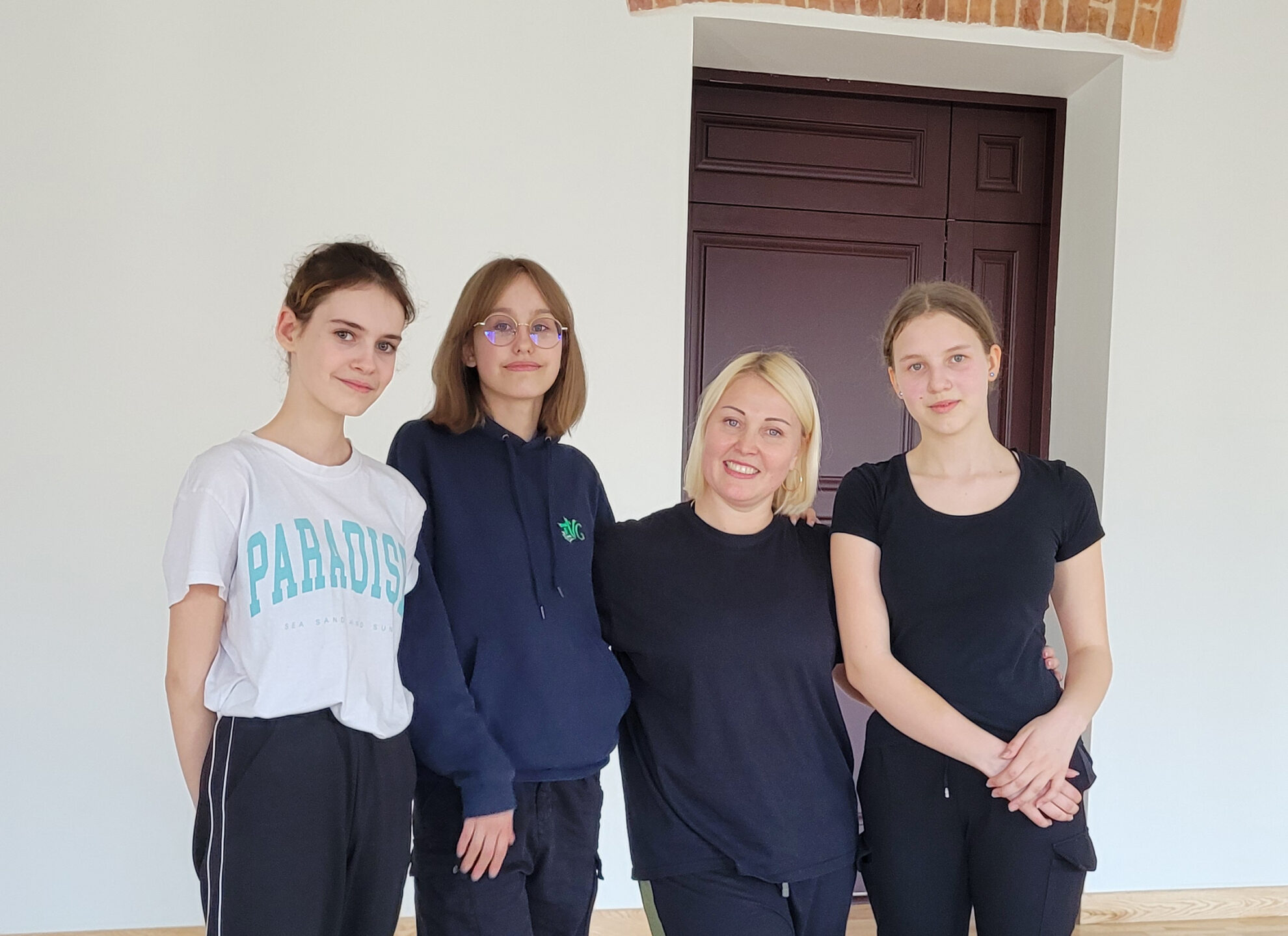 Olena, Lilija, Anna ir Vida nepažįsta viena kitos, jos gyveno skirtinguose miestuose. Šias moteris vienija bendras likimas – bėgdamos nuo karo Ukrainoje visos atsidūrė mūsų šalyje.