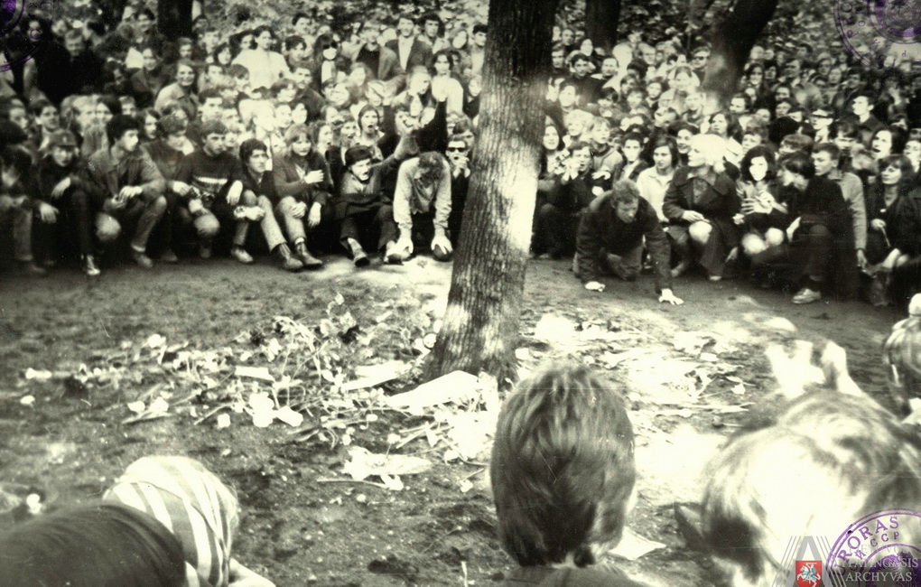 1972-ieji, gegužės 18 diena. Praėjus keturioms dienoms po Romo Kalantos žūties, Kaune kilo neramumai. Po pagerbimo susideginimo vietoje Miesto sode (nuotraukoje), buvo surengtos protesto eitynės (nuotraukose žemiau), kurias siųsti malšinti sovietinės milicijos darbuotojai. LYA nuotr.