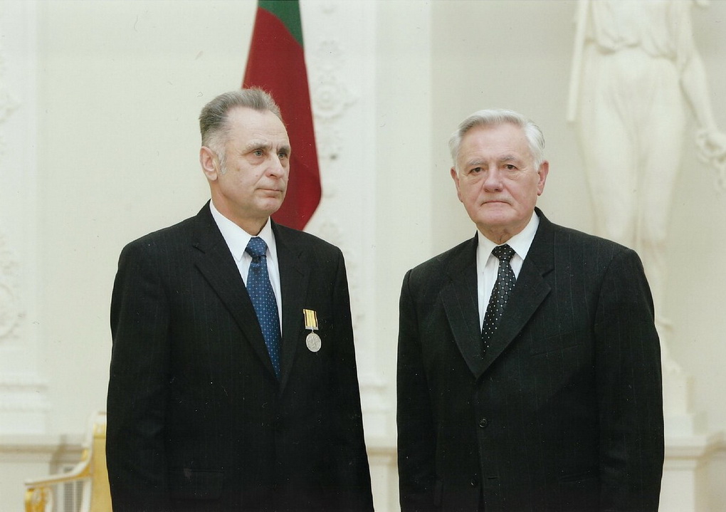 Edmundas Ramonas su prezidentu Valdu Adamkumi 2007 metais apdovanojant Sausio 13-osios atminimo medaliu. Dž. G. BARYSAITĖS nuotr.