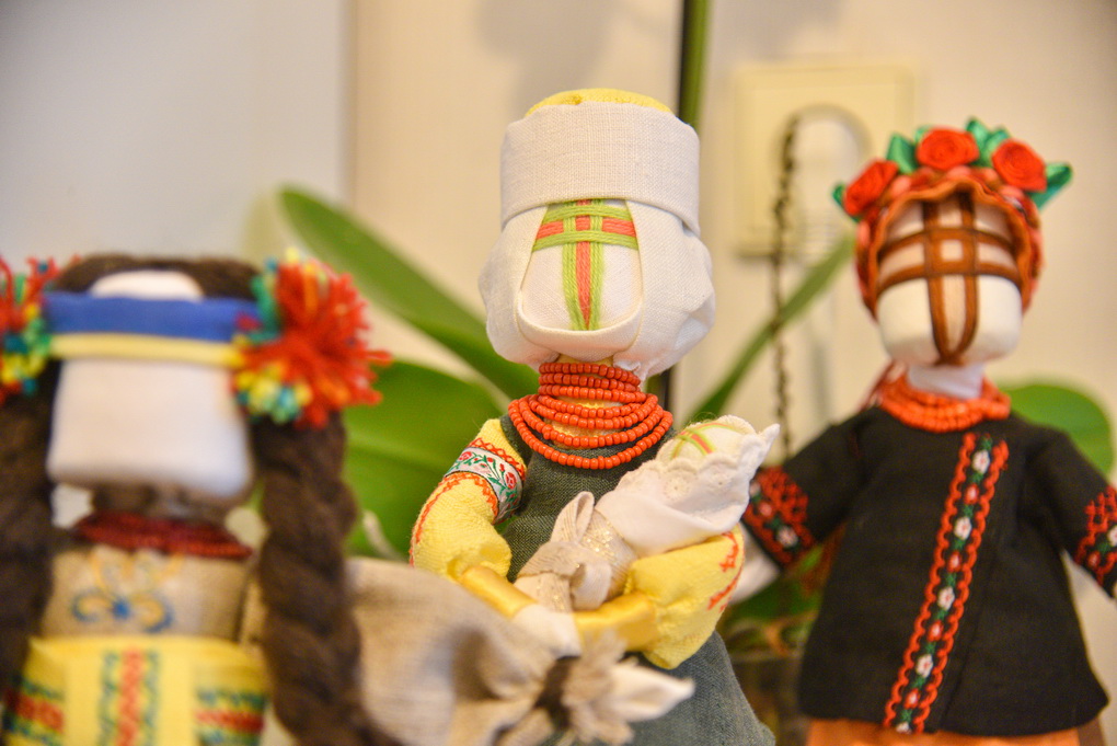 Pasak Liudmilos, neatsitiktinai jos lėlės neturi veidų – ukrainiečių tradicija neleidžia jų vaizduoti. P. ŽIDONIO nuotr.