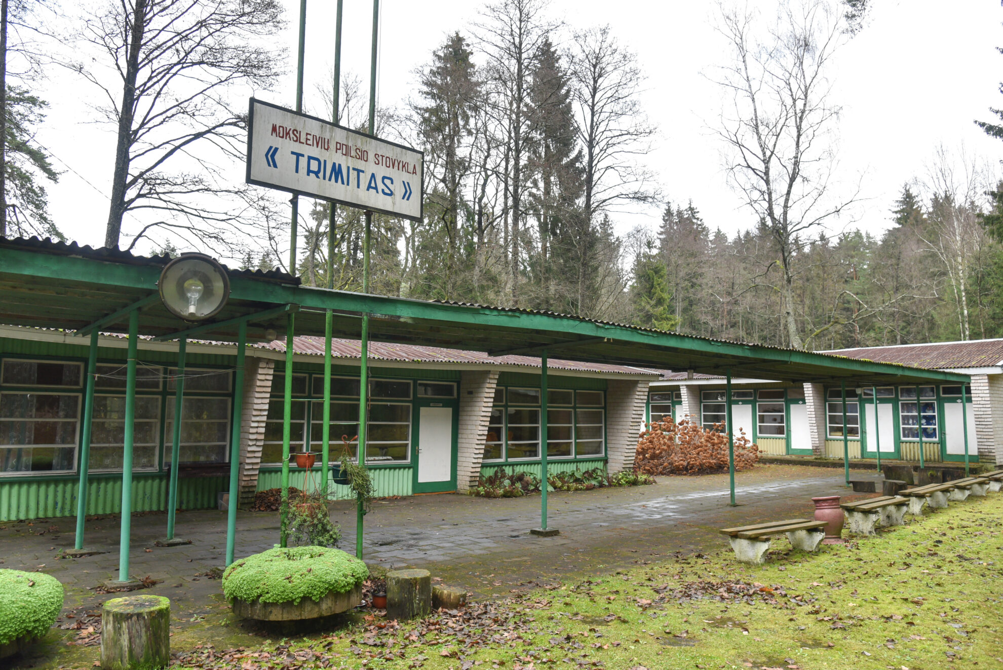 Valstybės turto bankas apleistą ir nugyventą „Trimito“ stovyklą vaizdingo pušyno ir Lėvens upės apsuptyje, Bygailių kaime, pardavinėjo už 156 tūkst. eurų pradinę kainą.