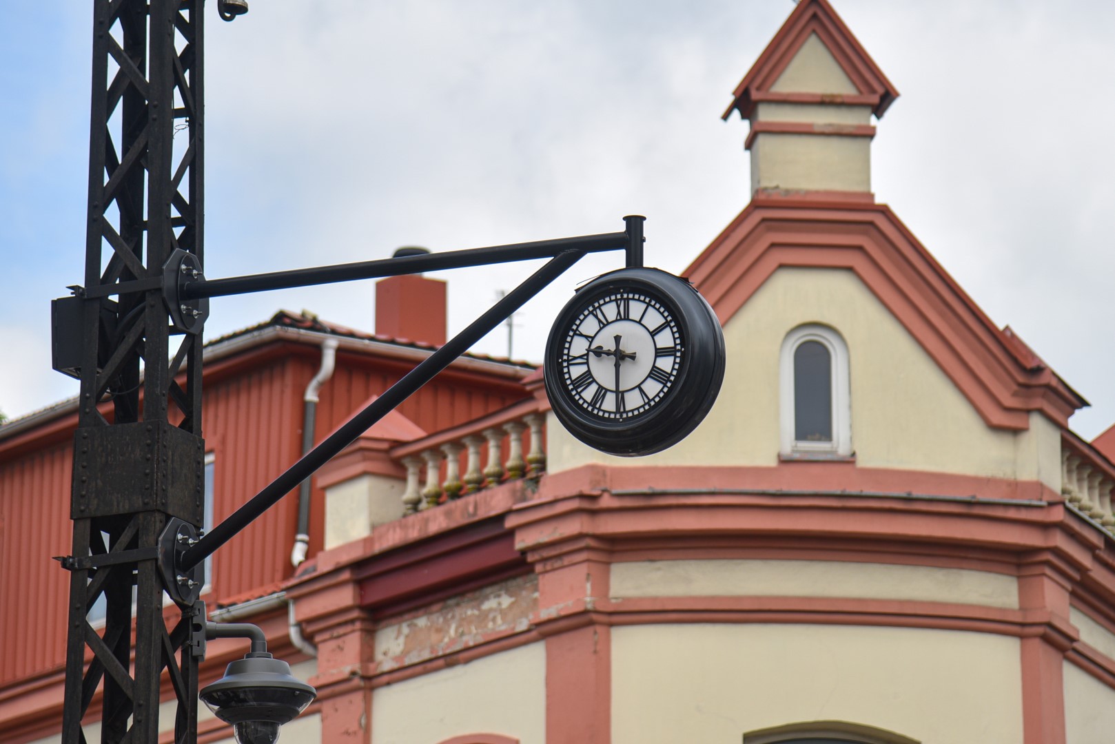 Stilingas Panevėžio akcentas – seną istoriją turintis laikrodis ties Respublikos ir Vasario 16-osios gatvių sankryža – nustojo tiksėti ir nežinia, kada bus atgaivintas.