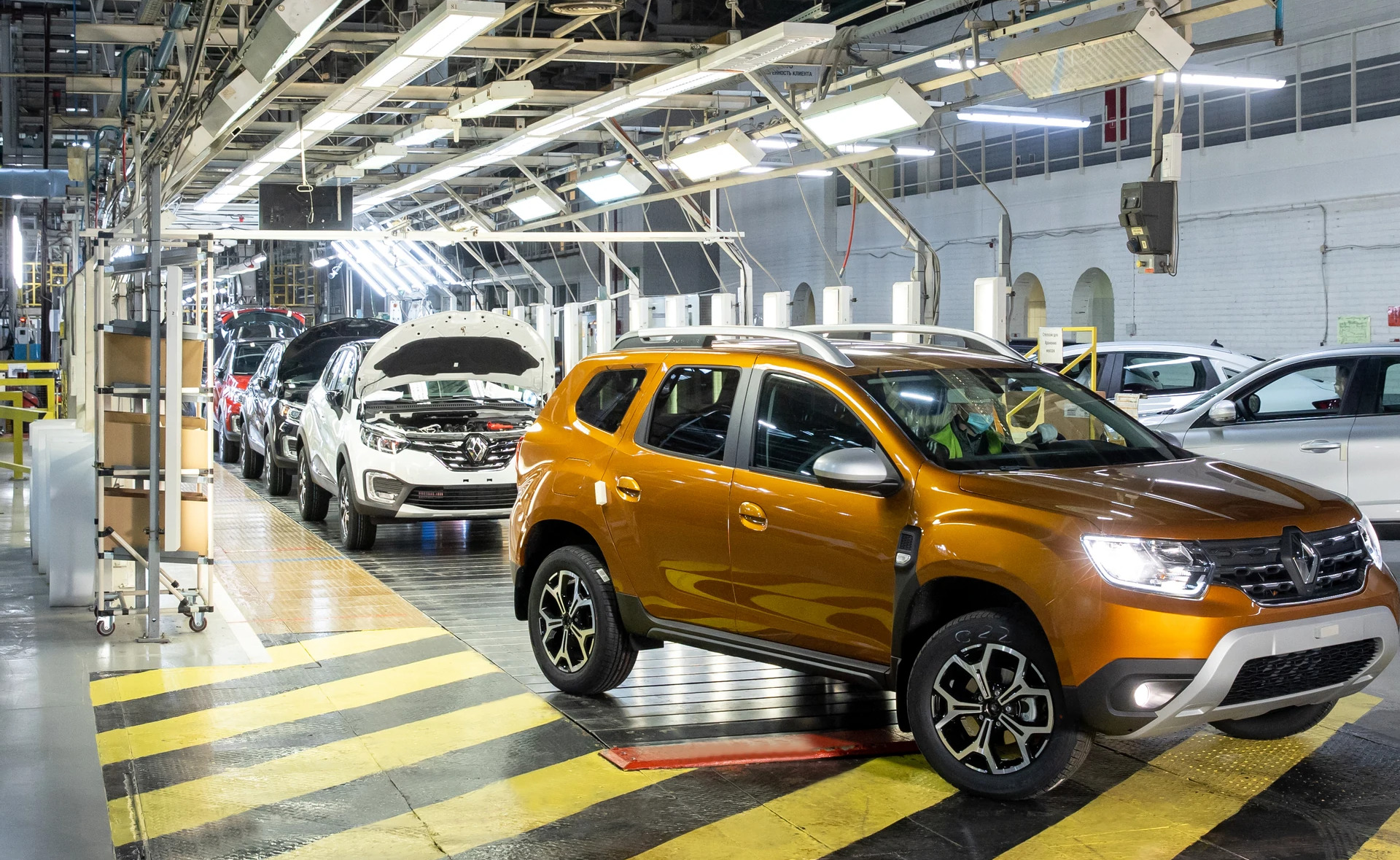 Prancūzijos automobilių gamintoja „Renault“ pardavė savo turtą Rusijos vyriausybei, pirmadienį pranešė abi pusės, nes Maskvai vykdant karo veiksmus Ukrainoje užsienio bendrovės palieka šalį.