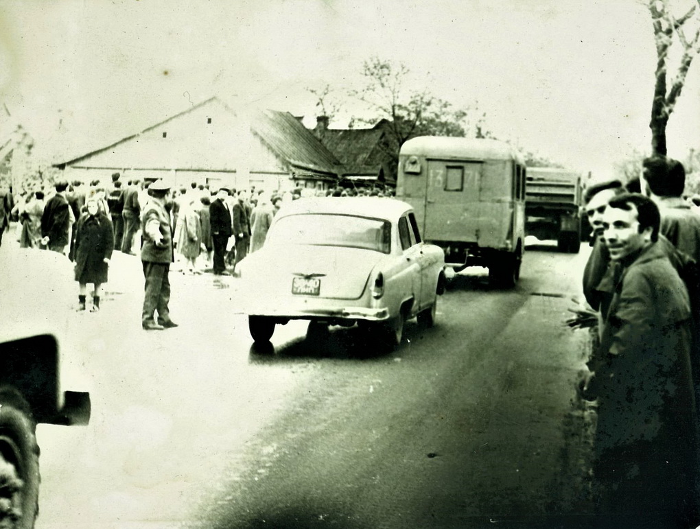 1972 metų gegužės 18-oji. Romo Kalantos laidotuvių diena prie jo namo Panerių gatvėje Kaune. Nuotraukos autorius nežinomas (iš Algirdo Babrausko archyvo). 