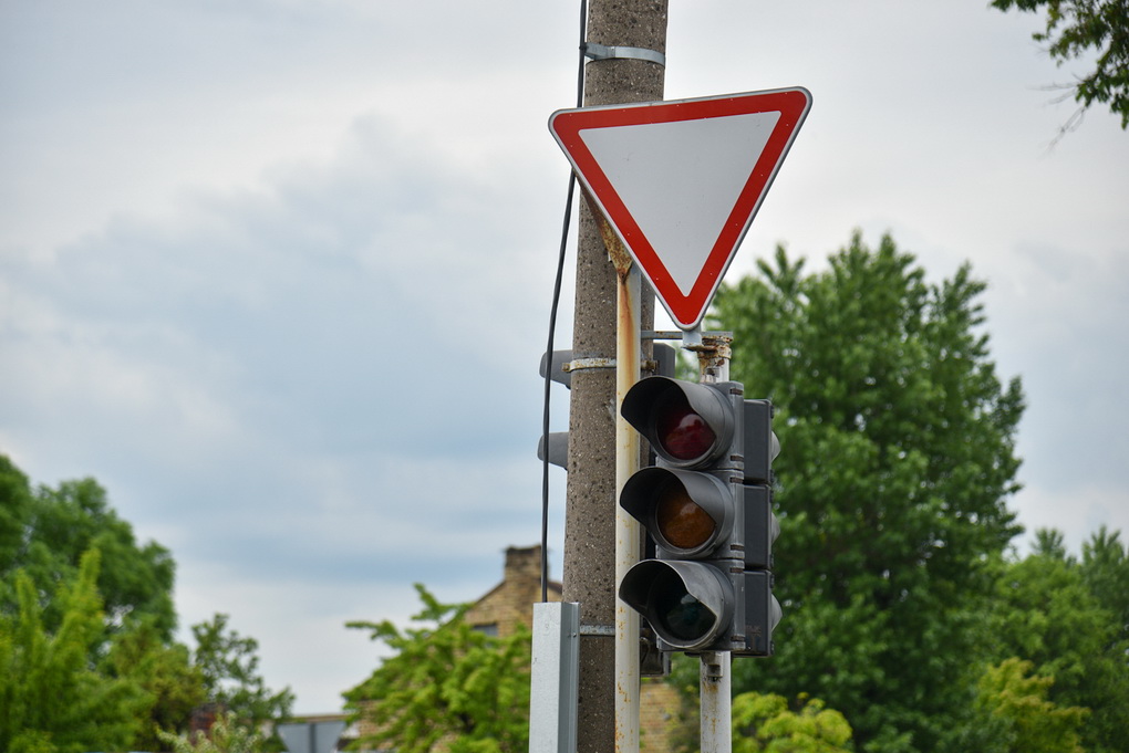 Vienoje judresnių Panevėžyje Marijonų, Pušaloto ir Stoties gatvių sankryžoje jau antrą savaitę neveikiantys šviesoforai bus keičiami nespėtomis utilizuoti senienomis, išmontuotomis miesto centre.