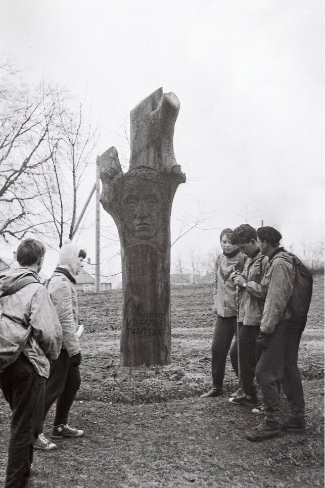 Vilniaus universiteto žygeiviai Vinco Krėvės gimtinėje Subartonyse, 1966 metai. VLE.LT (V. Baltrūno archyvo) nuotr.