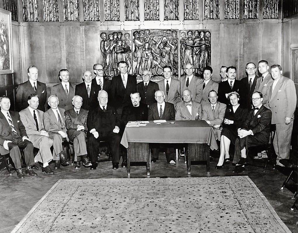 Sovietų Sąjungos laikais viena priešiškiausių išeivijos organizacijų laikytas Vyriausiasis Lietuvos išlaisvinimo komitetas. Fotografijoje – komiteto suvažiavimo Niujorke dalyviai 1955 metais. LCVA nuotr. 