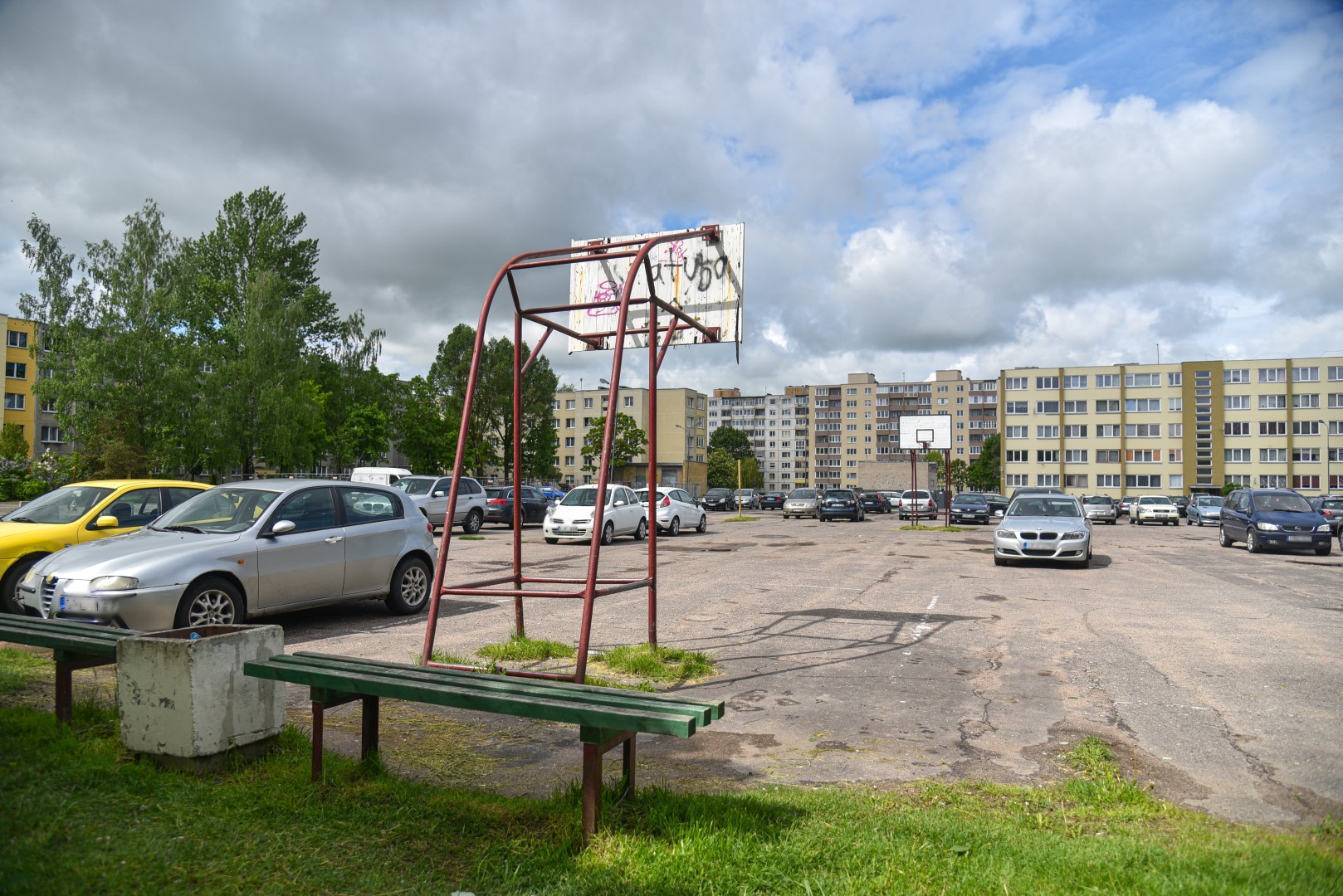 Krepšinio šalyje kartais svarbesni automobiliai nei sportuojantys vaikai.