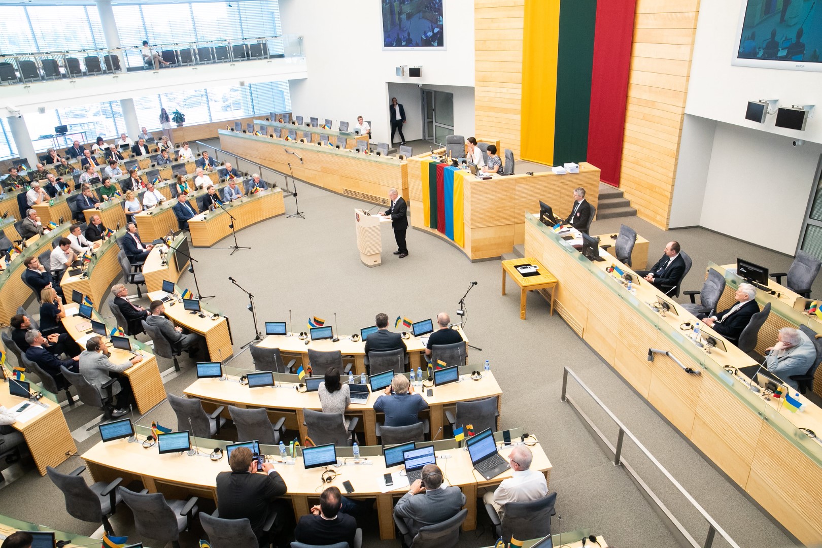 Opozicijai nepavyko iš ketvirtadienio Seimo posėdžio darbotvarkės išbraukti įstatymo projekto, kuriuo numatoma suteikti Aukščiausiosios Tarybos-Atkuriamojo Seimo pirmininkui Vytautui Landsbergiui valstybės vadovo statusą.
