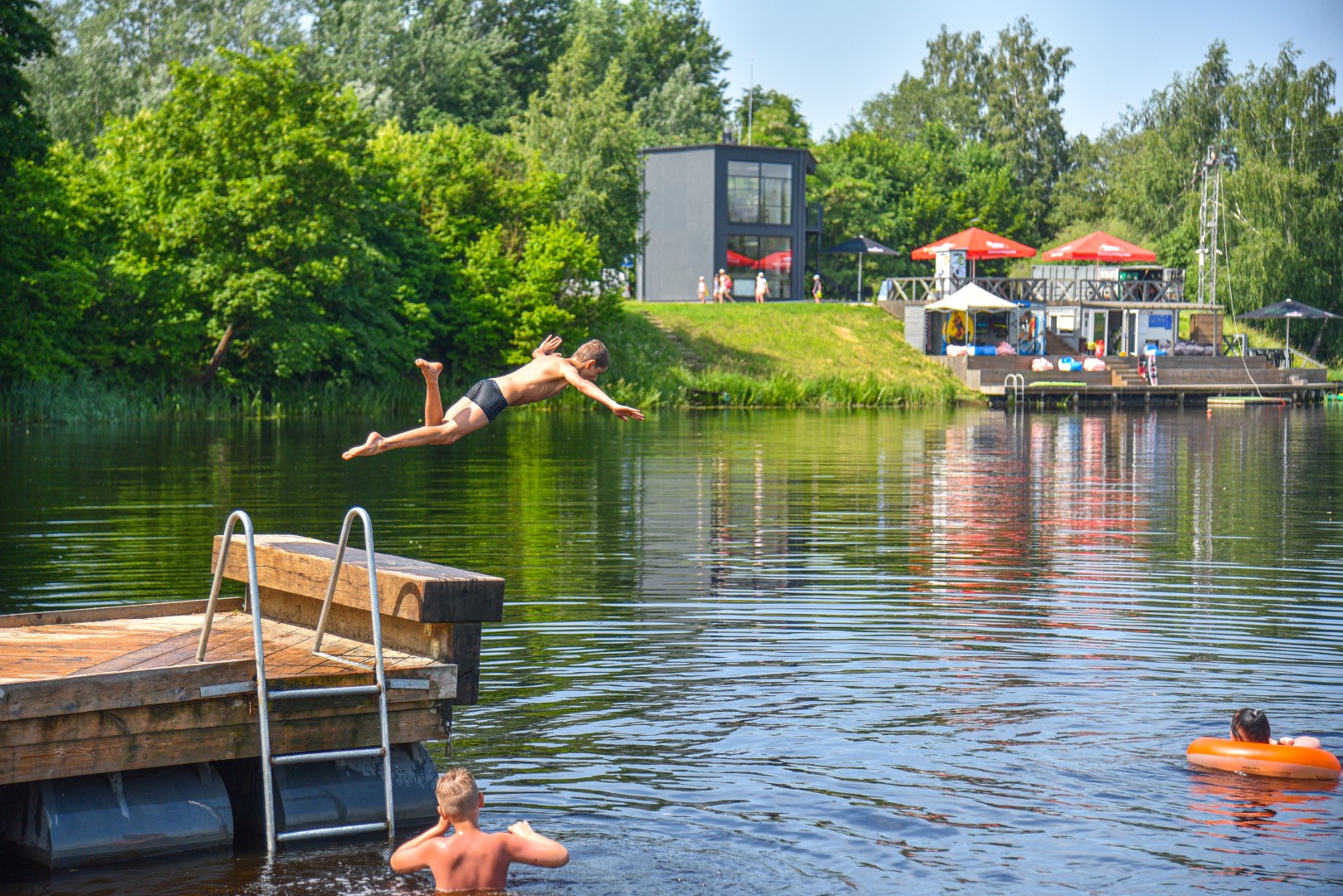 Oras vis labiau šils, trečiadienį oro temperatūra gali pakilti iki 30 laipsnių. „Visi nepatenkinti pastarosiomis dienomis vyravusiais vėsesniais orais artimiausiu metu galės pasidžiaugti didesne šiluma“, – sako sinoptikai.