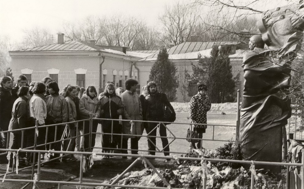 Arnoldas Simėnas su grupe vyresniųjų klasių mokinių pakeliui į Tbilisį – Maskvoje, prie Vladimiro Visockio kapo. ASMENINIO ARCHYVO nuotr.
