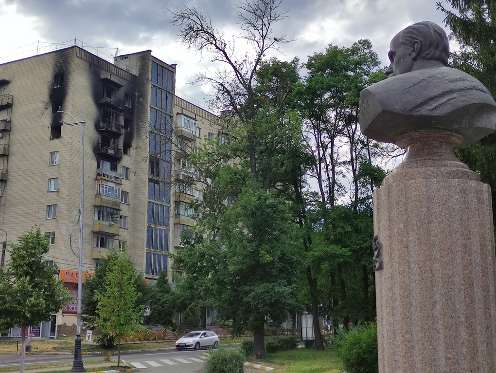 Bomba pataikė į namą, stovintį priešais T. Ševčenkos paminklą. E. BUTRIMO nuotr.