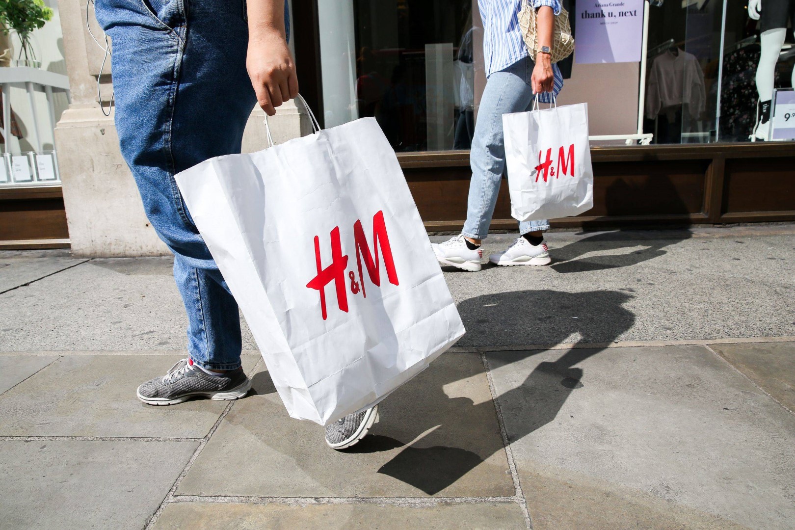 Švedijos drabužių mažmeninės prekybos įmonė H&M pirmadienį pranešė nusprendusi nutraukti veiklą Rusijoje, prieš tai kovo mėnesį po Maskvos įsiveržimo į Ukrainą sustabdžiusi ten visus pardavimus.