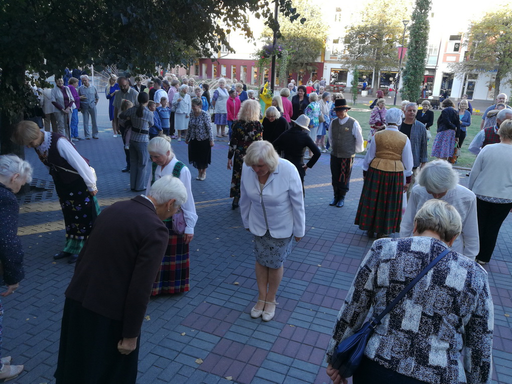 Panevėžiečiai susirenka rugsėjį tą pačią dieną rengiamą etninės kultūros akciją „Visa Lietuva šoka“. L. VILIENĖS nuotr.