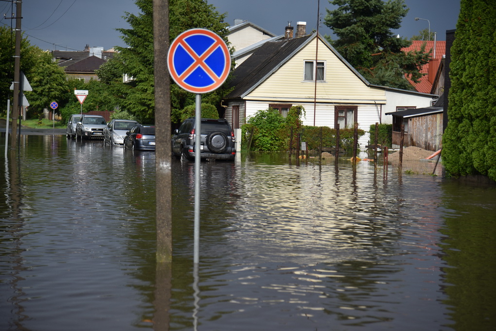 Po stiprios liūties pirmadienio vakarą vanduo apsėmė ne vieną gatvę Panevėžyje. P. ŽIDONIO nuotr.