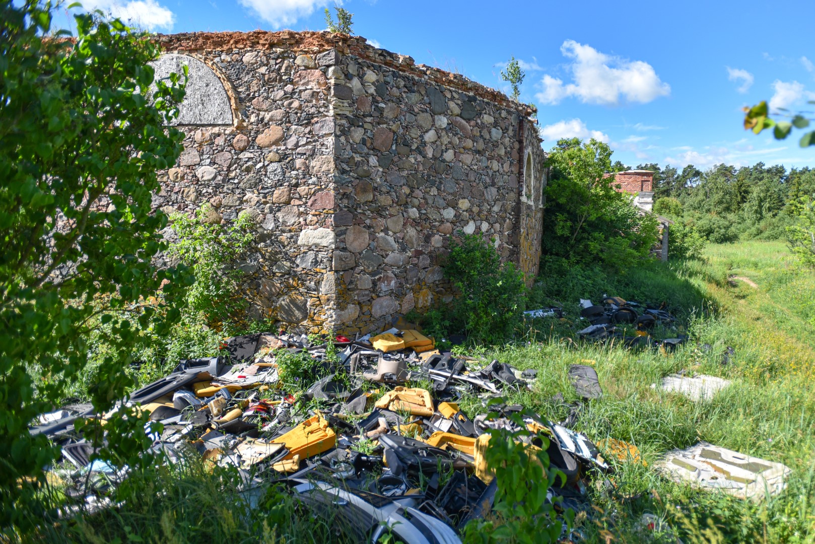 Ekologinėmis bombomis paverstos dvi Panevėžio rajono vietos vis dar „tiksi“.