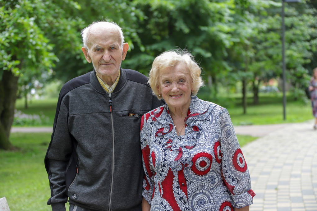 Šešis dešimtmečius santuoką puoselėjantys Vilija ir Juozas Jėčiai sako, jog jaučiasi taip, tarsi ir jų pačių, ir bendras jųdviejų gyvenimas dar tik prasidėtų.