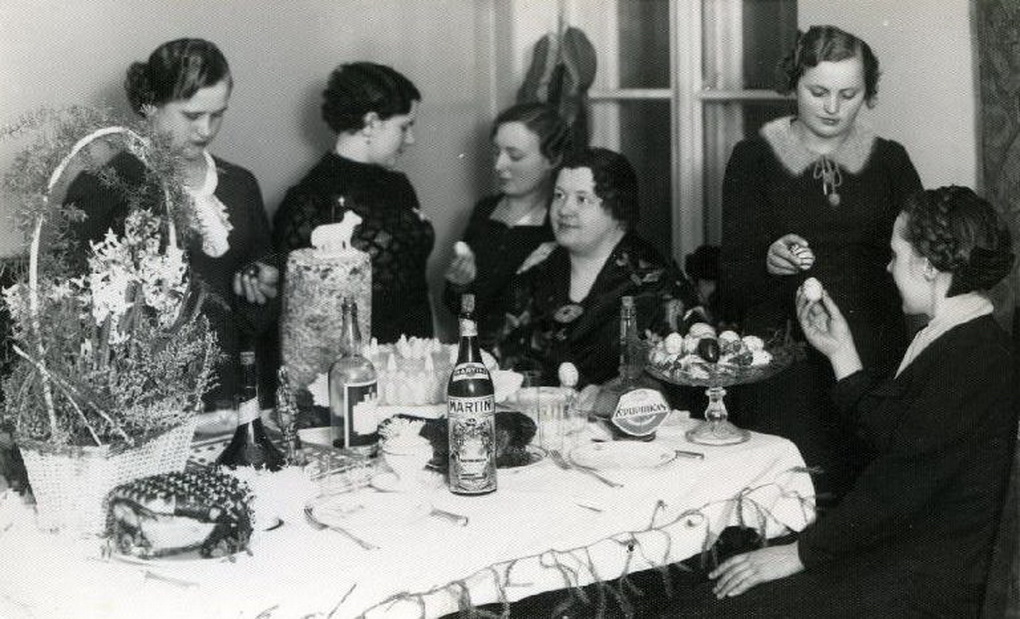 Šv. Velykų šventė „Vienybės“ restorane. 1934 metai. PANEVĖŽIO KRAŠTOTYROS MUZIEJAUS RINKINIŲ nuotr.