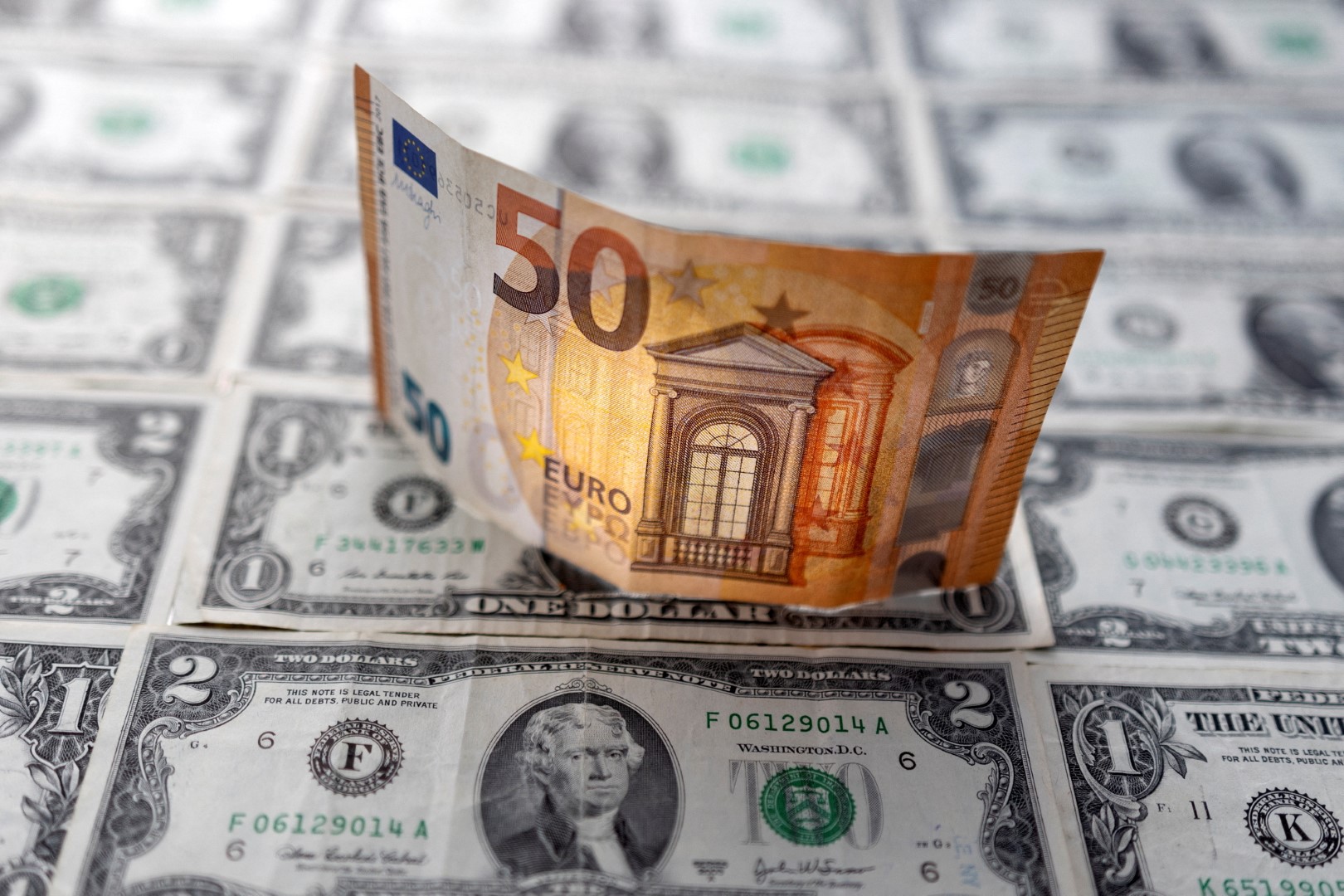 Ekonomistas Aleksandras Izgorodinas aiškina, kad nėra tikras, ar euro kursas dolerio atžvilgiu gali dar labiau nusilpti, tačiau, jo manymu, tai, jog euras išliks silpnas praktiškai yra faktas ir tai yra susiję su skirtinga pinigų politika Jungtinėse Amerikos Valstijose (JAV) ir euro zonoje.