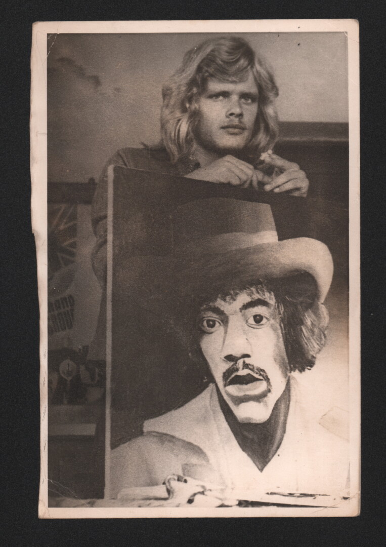 „Ar įmanoma dabartiniam jaunimui tai įsivaizduot? Aš buvau maikę su Džimio Hendrikso atvaizdu nusikopijavęs, bet nešioti negalėjau, ant sienos pas save namie laikiau. Su tokia maike išeisi, iš karto supakuos“. Audrius Zutkis prie savo paties tapyto Dž. Hendrikso portreto. Apie 1973 metus. A. ZUTKIO ASMENINIO ALBUMO nuotrauka