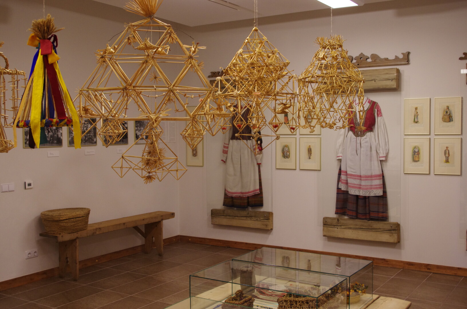 1961 metais Kupiškio vidurinėje mokykloje vyko kupiškėnų etnografinė paroda, kurioje buvo eksponuojamas ir seserų Glemžaičių rinkinys – apie 6 000 eksponatų. Dalis jų tapo pagrindu atkurti Kupiškio muziejų. R. ANIKANOVO nuotr.