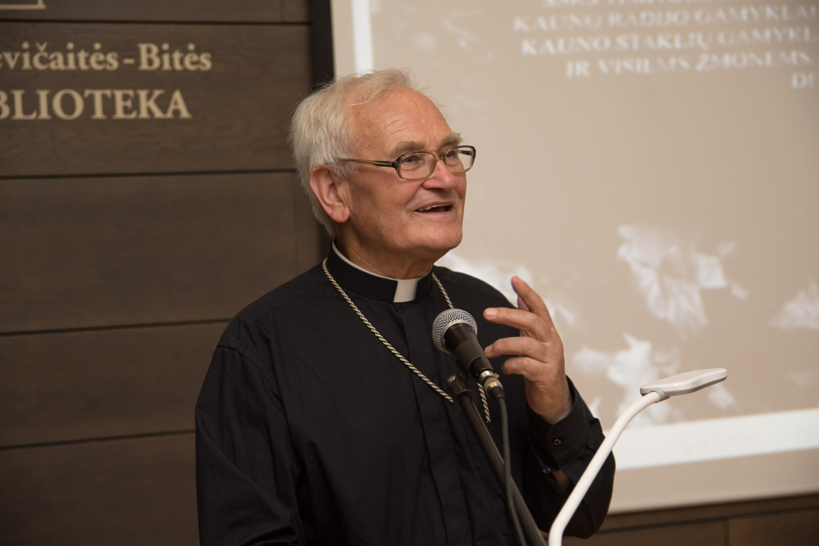 Panevėžio vyskupas emeritas Jonas Kauneckas šiemet ne tik atšventė 45-erių metų kunigystės jubiliejų, išleido prisiminimų knygą, bet ir susidūrė su rimtomis sveikatos problemomis.