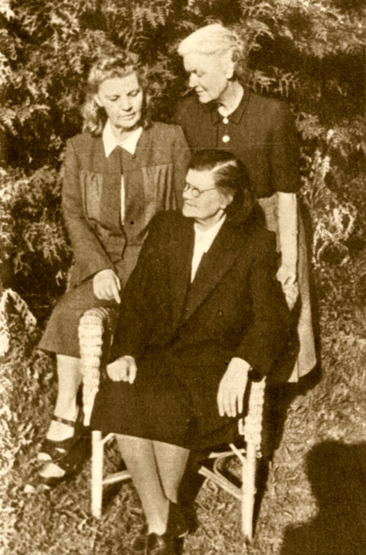 Stefanija (sėdi), Elvyra (kairėje) ir Mikalina Glemžaitės Kaune. 1953 metai. KUPIŠKIO ETNOGRAFIJOS MUZIEJAUS nuotr.