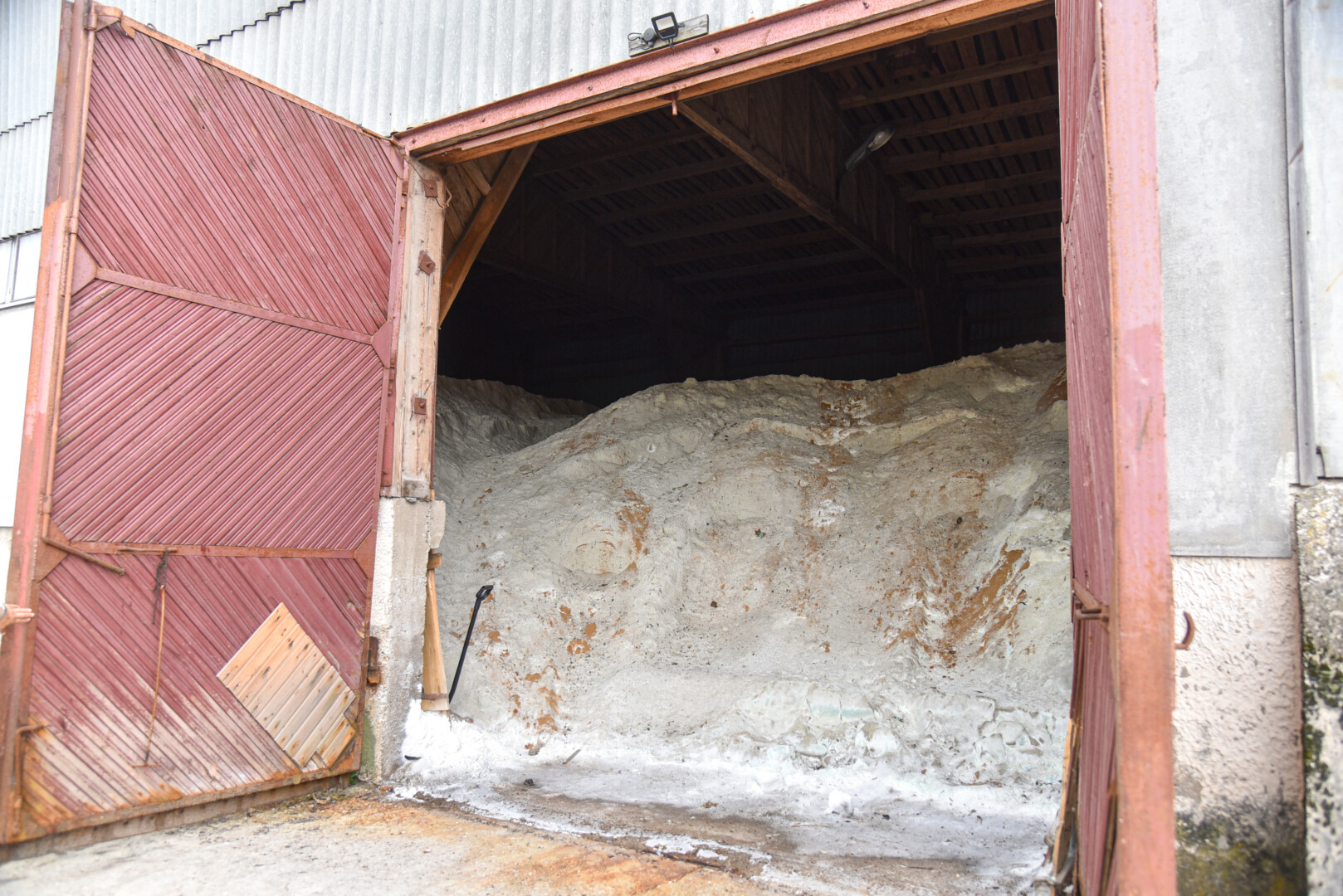 Įmonės „Panevėžio specialus autotransportas“ sandėliuose senka dar sausį pirktos druskos atsargos – vasarą ji naudojama laistyti žvyrkeliams. P. ŽIDONIO nuotr. 
