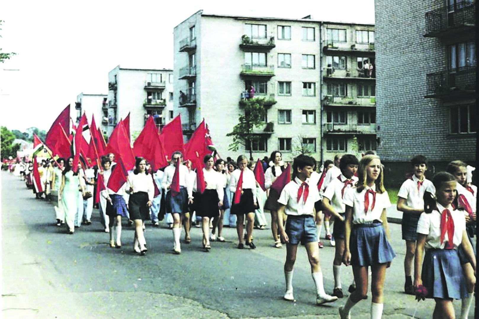 Iš ciklo „1975-ųjų vasaros šventė Anykščiuose“. Taip minimas sovietinės Lietuvos 35-metis. Anykštėnų eisena J. Biliūno gatve. I. GIRČIO nuotr.