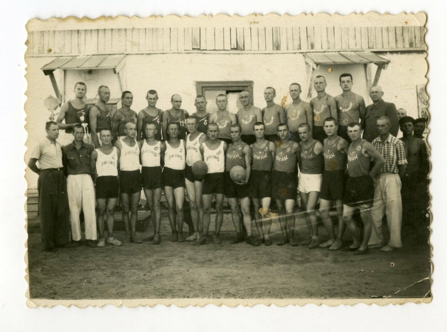 Omsko lagerio krepšininkų rinktinės. Pirmoje eilėje – lietuvių komanda „Žalgiris“ (kairėje) ir ukrainiečių komanda „Junak“, antroje eilėje – latvių komanda (kairėje) ir lietuvių komanda „Strėlė“. 1954 m. LGGRTC OKUPACIJŲ IR LAISVĖS KOVŲ MUZIEJAUS RINKINIŲ nuotr.