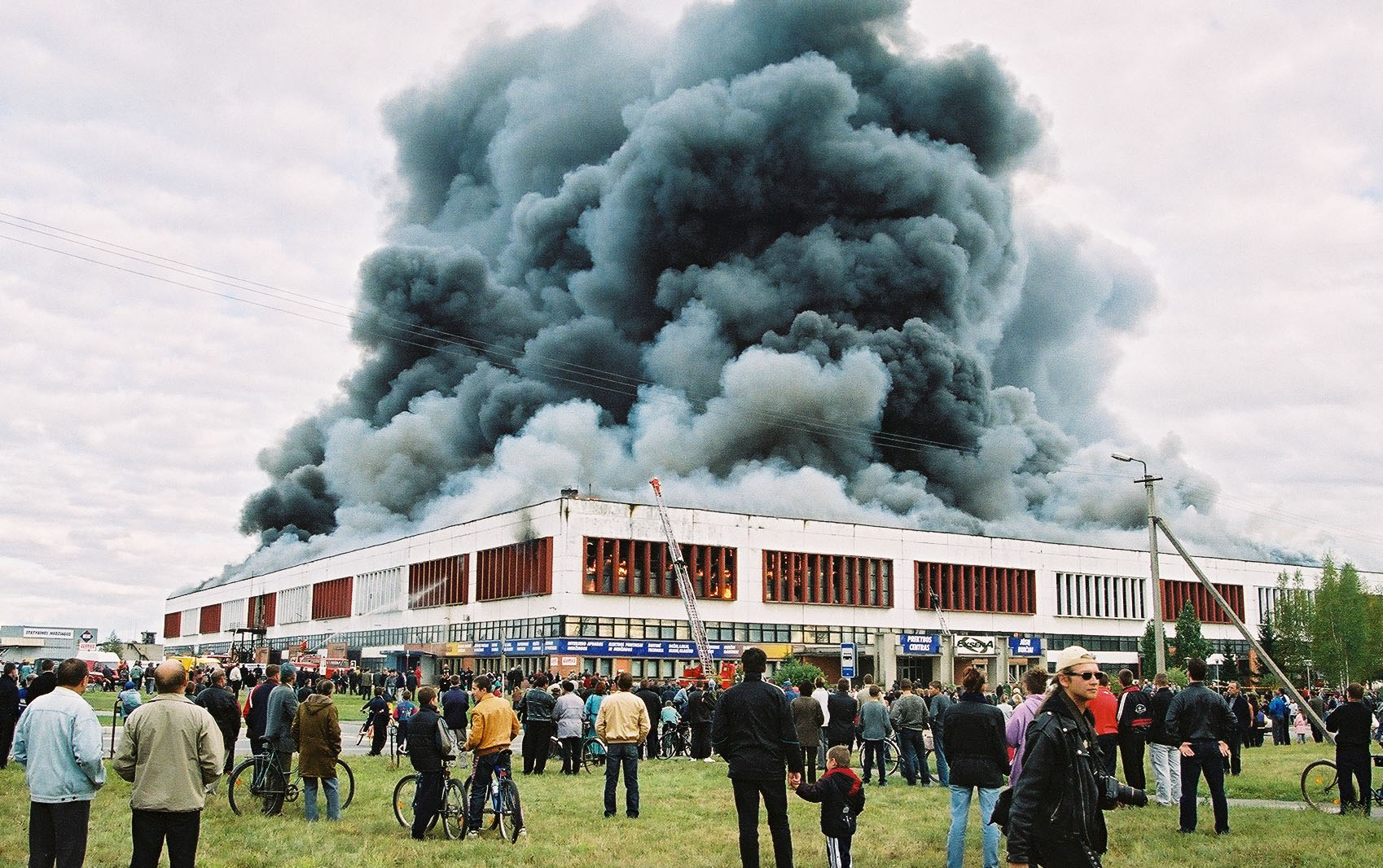 Panevėžiečiams į atmintį įsirėžęs 2002-ųjų spalį kilęs gaisras, kai miestas paskendo juoduose dūmuose – degė „Ekrano“ gamykla. „SEKUNDĖS“ ARCHYVO nuotr.