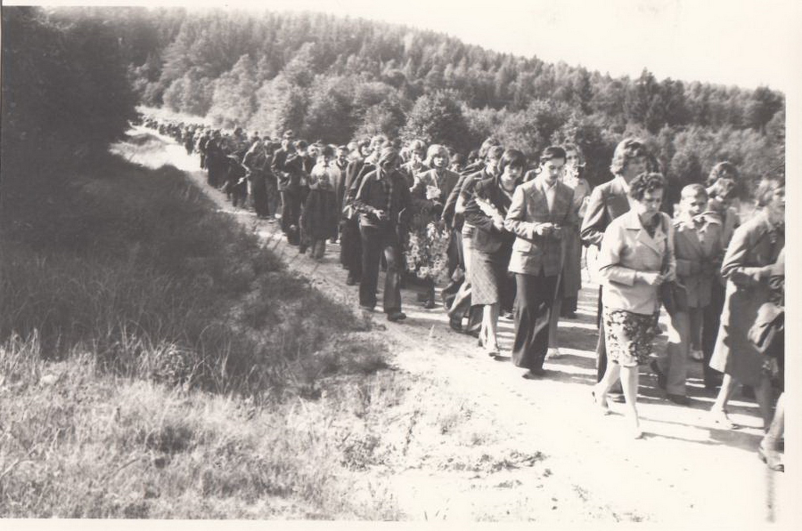 Eucharistijos bičiulių eisena į Šiluvą, apie 1977 metus. LKBK.LT ARCHYVŲ nuotr.