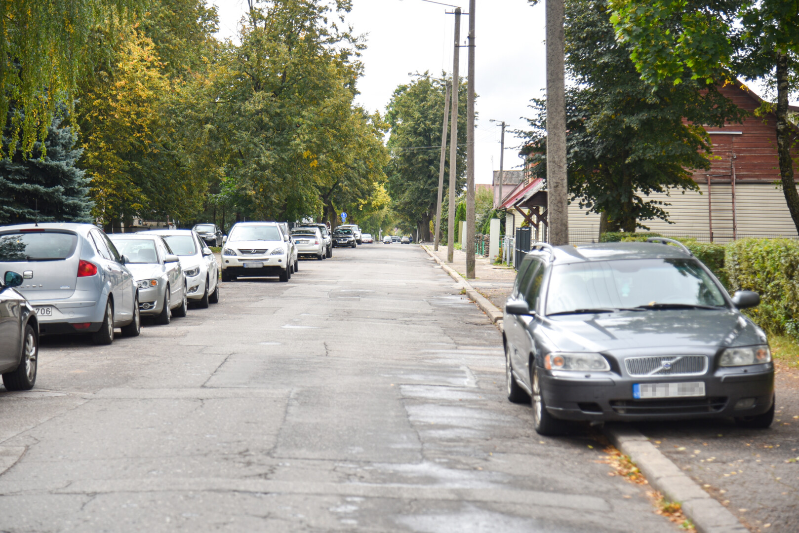 Nevėžio gatvė tapo dar viena vieta mieste, kur automobiliai rikiuojami nepaisant Kelių eismo taisyklių. P. ŽIDONIO nuotr.