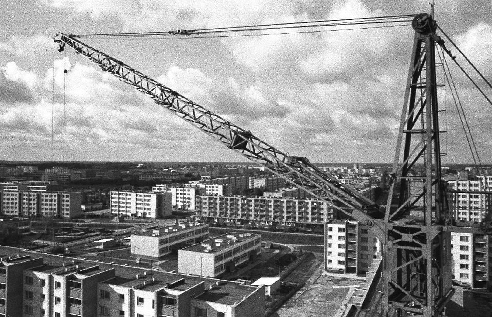 Naujų gyvenamųjų namų statybos Panevėžyje 1979 metais, fotografuota Juliaus Vaicekausko. PANEVĖŽIO KRAŠTOTYROS MUZIEJAUS rinkinių nuotr.