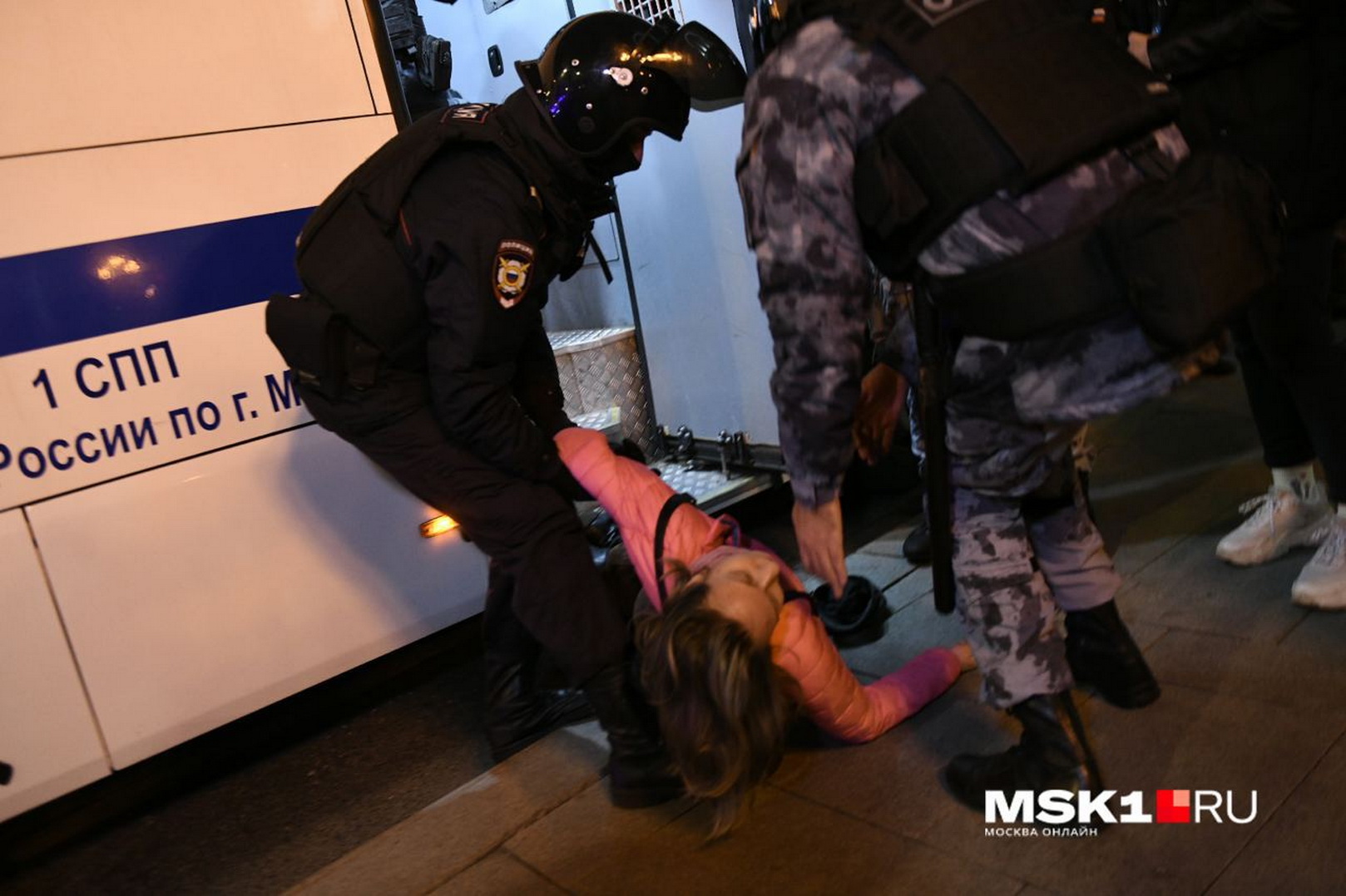 Maskvoje policija sulaiko protestuojančiuosius, smurtaujama net prieš moteris. Anksčiau Arbate susirinkusi minia skandavo „Putiną į apkasus“. SOCIALINIŲ TINKLŲ nuotr.
