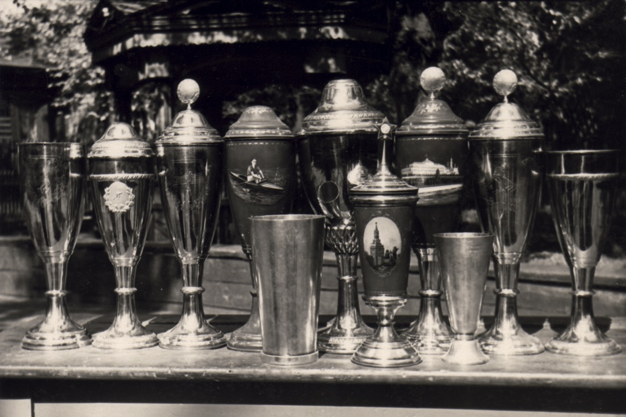Petro Valiušaičio treniruojamų krepšinio komandų laimėtos taurės. Čeremchovas, Irkutsko sritis, 1955–1968 metai. LGGRTC OKUPACIJŲ IR LAISVĖS KOVŲ MUZIEJAUS RINKINIŲ nuotr.