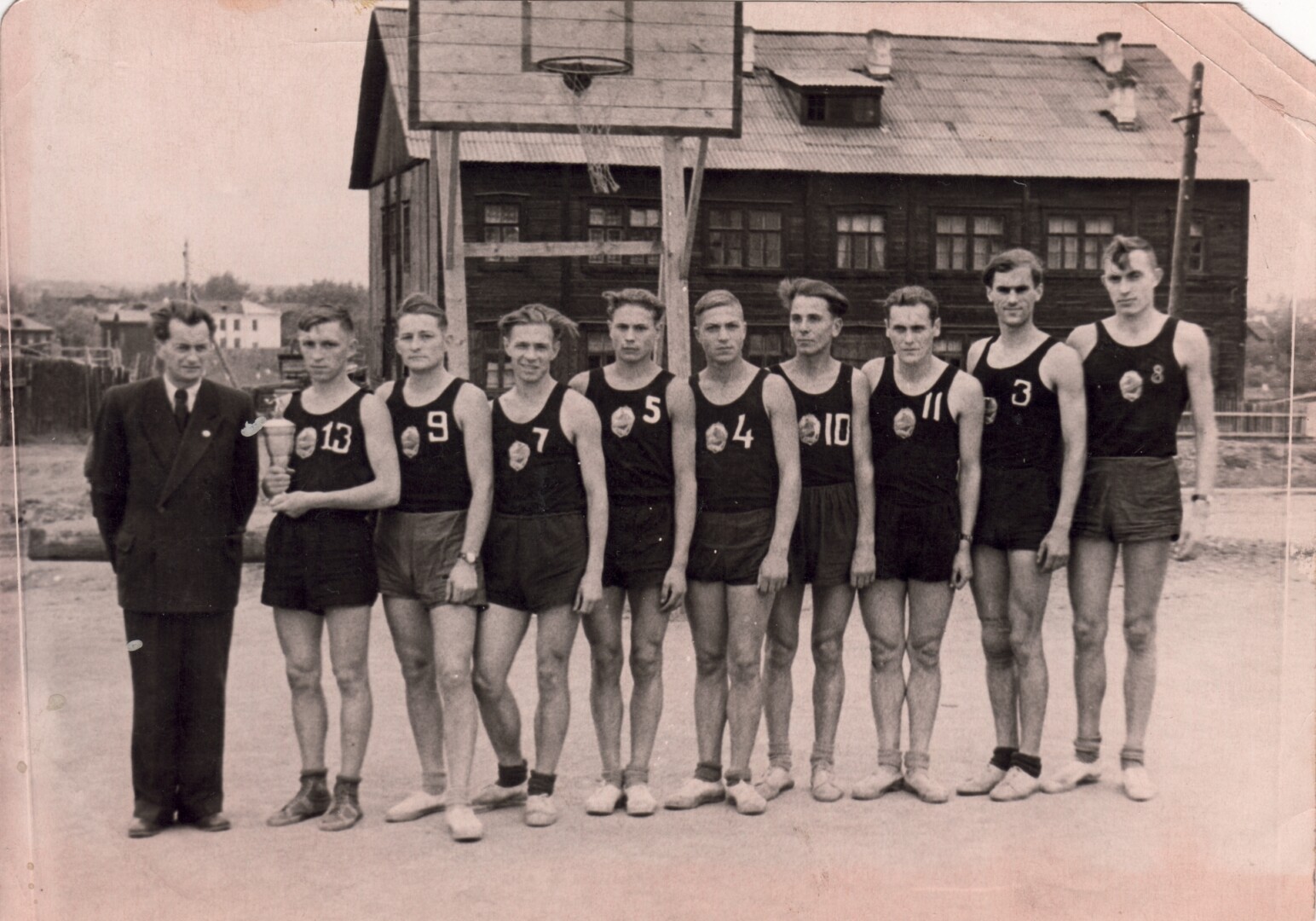 Treneris Petras Valiušaitis su taurę laimėjusia treniruojama „Šachtior“ komanda. Čeremchovas, Irkutsko sritis, 1958 m. LGGRTC OKUPACIJŲ IR LAISVĖS KOVŲ MUZIEJAUS RINKINIŲ nuotr.