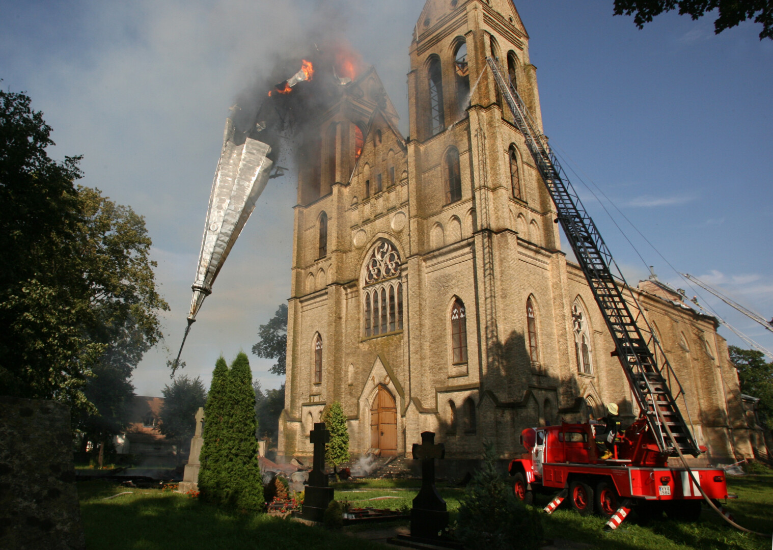 Kai ugnyje paskendę griuvo Naujamiesčio bažnyčios bokštai, atrodė, kad atsivėrė pragaras. Visgi nelaimę lydėjusiam ne vienam stebuklui sunku rasti paaiškinimus. „Sekundės“ archyvo nuotr.