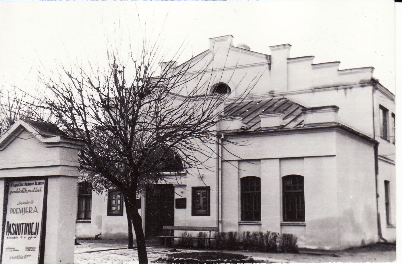 Senasis Panevėžio teatras, kokį jį 1955 metais nufotografavo aktorius ir teatro metraštininkas Kazimieras Vitkus. Iki nacionalizavimo šis pastatas priklausė Lietuvos šaulių sąjungos Panevėžio skyriui. PAVB FKV-348/14 nuotr.