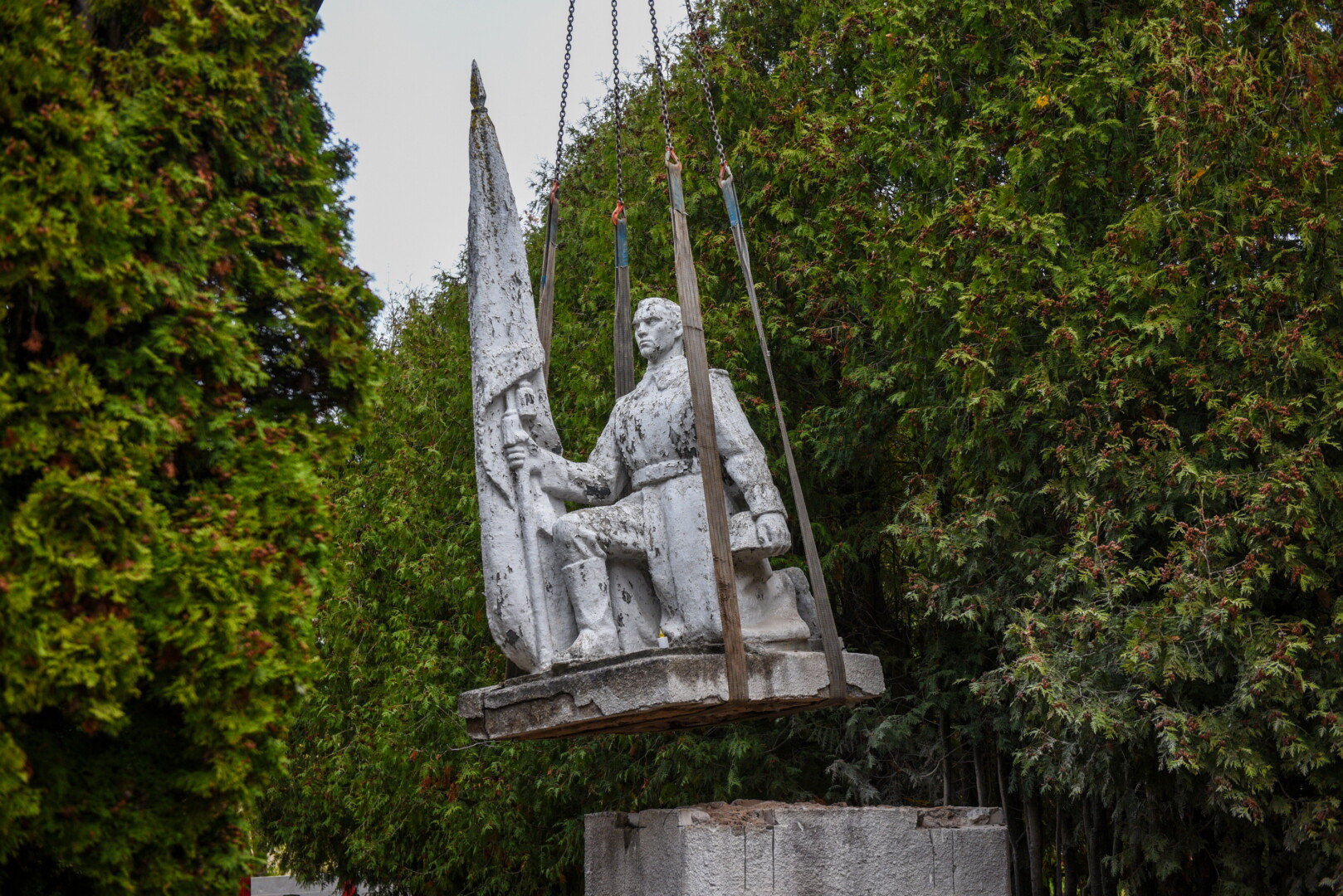 Nukeltos Panevėžyje stovėjusios sovietinės ideologijos statulos papildys muziejaus po atviru dangumi – Grūto parko ekspoziciją. G. KARTANO nuotr. 