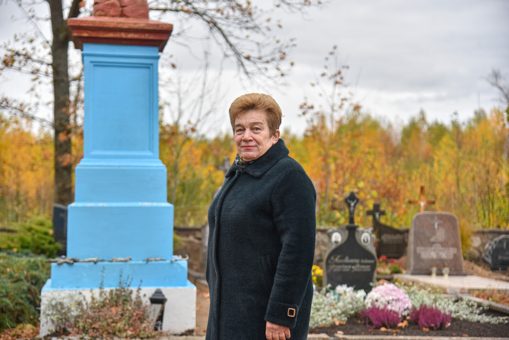 Regina Jokubauskienė prie Mergelės Marijos statulos, į Alančių kaimo kapinaites atgabentos iš dvaro. P. ŽIDONIO nuotr.
