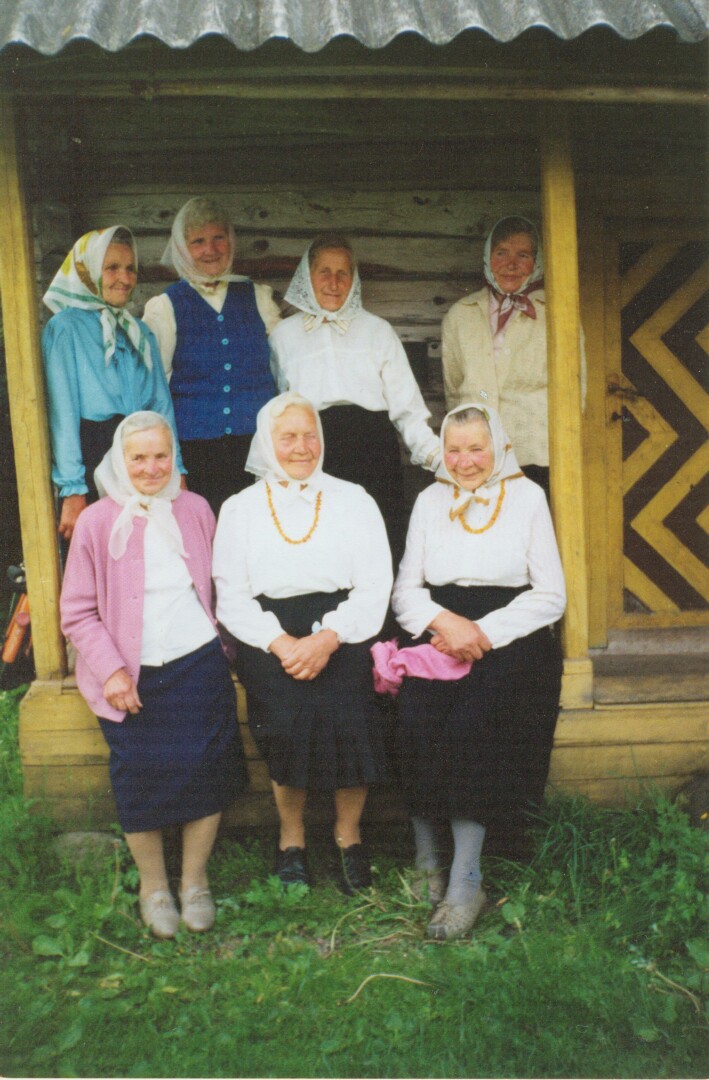 Nibragalio kaimo dainininkės. Pirmoje eilėje iš dešinės Ona Plėtienė, Petronelė Kurulienė, Petronelė Baublienė. Antroje eilėje iš dešinės Stasė Riaubienė, Stasė Barkauskienė, Veronika Zimnickaitė ir Stefanija Straževičienė. 1996 metai. Fotografavo S. Skrebė. PANEVĖŽIO KRAŠTOTYROS MUZIEJAUS SKAITMENINIO ARCHYVO nuotr. 