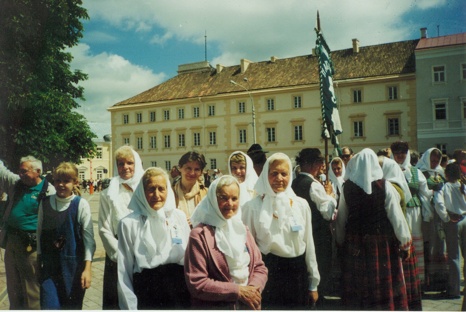 Pasaulio lietuvių dainų šventėje Vilniuje, 1998-ieji. Fotografavo S. Skrebė. PANEVĖŽIO KRAŠTOTYROS MUZIEJAUS SKAITMENINIO ARCHYVO nuotr.