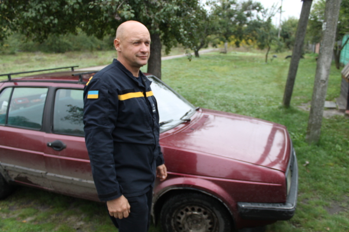 Gelbėtojas Olehas Borodavka iš karto nuramino, kad važiuoti jo 35 metų „žiguliais“ su neveikiančiais stabdžiais – nieko baisaus. E. BUTRIMO nuotr. 